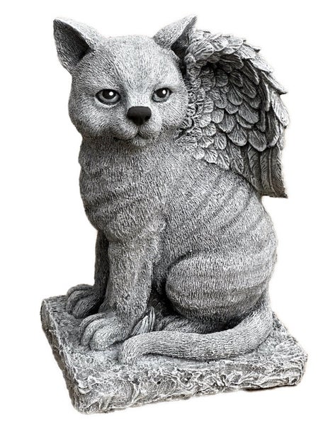 Gartenfigur Katze mit Engelsflügeln aus Steinguss, sitzend auf einem Sockel