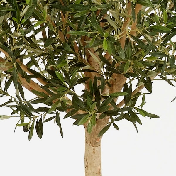 Künstlicher Olivenbaum mit grünen Blättern und kleinen dunklen Oliven an einem realistischen Stamm.
