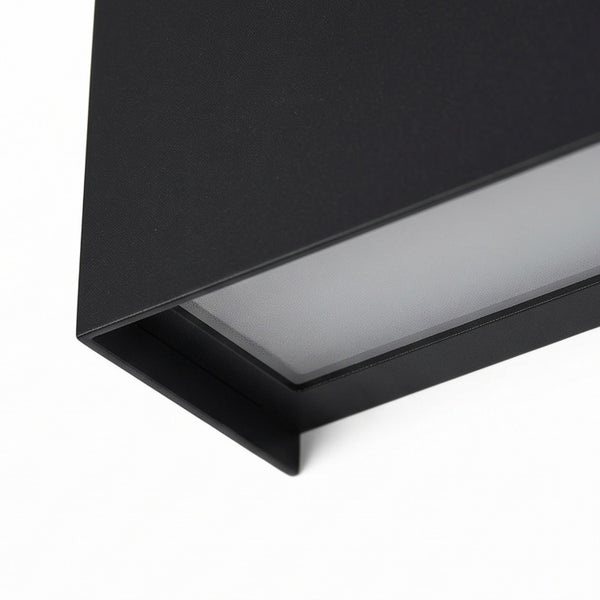 Detailansicht einer modernen Außenwandleuchte aus Metall mit satiniertem Diffusor