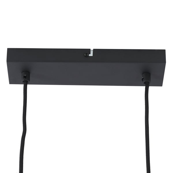 Detailaufnahme der Aufhängung einer Pendelleuchte