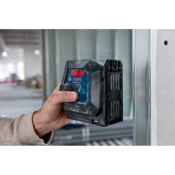 Bosch Logo. Hand hält einen Linienlaser an einer Metallwand.