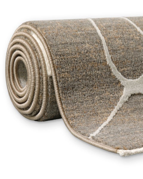 Gerollter Teppich mit geometrischem Muster aus Linien und kurzem Flor.