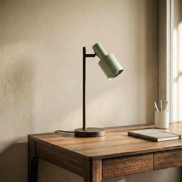 Schreibtisch mit grüner Tischleuchte und Notizbuch