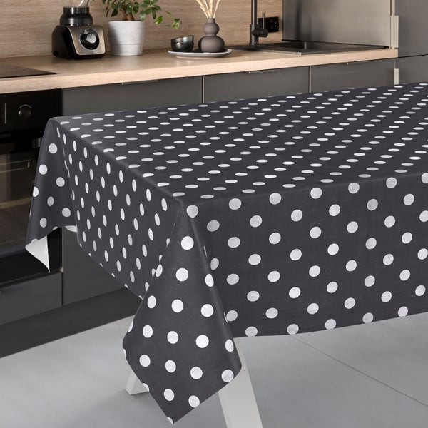 Tischdecke mit gepunktetem Muster in einer modernen Küche mit Holzarbeitsplatte und organisierten Arbeitsflächen.