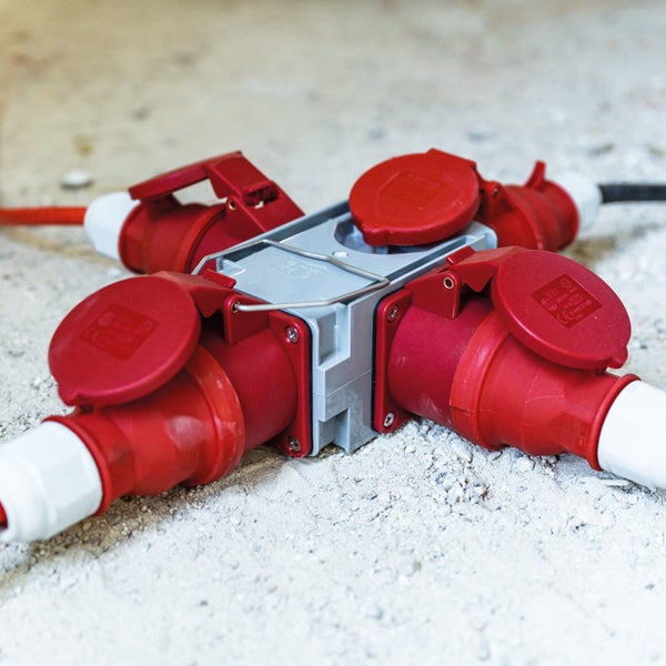 Verteilerdose mit mehreren roten Steckdosen