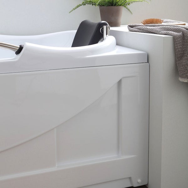 Detailansicht einer Badewanne mit Nackenstütze, Handtuch und Pflanze