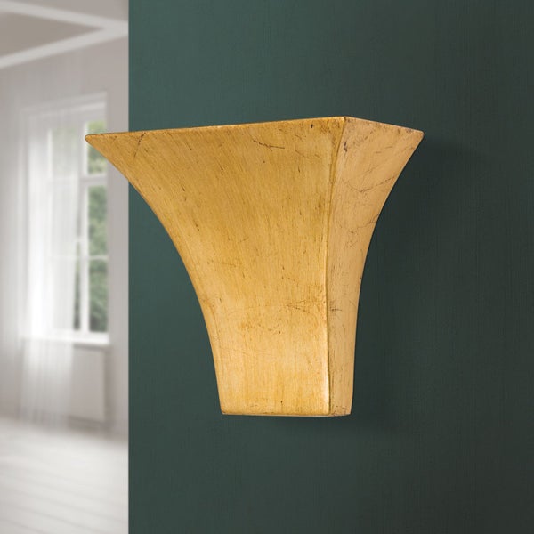 Moderne Wandleuchte in trichterförmigem Design mit metallischer Oberfläche, montiert an einer dunklen Innenwand.