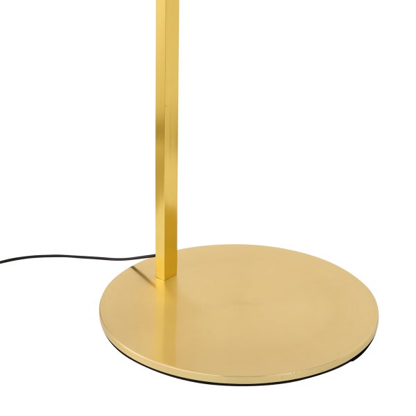 Runder Standfuß einer Stehlampe aus goldfarbenem Metall mit eckigem Lampenstab und schwarzem Stromkabel.