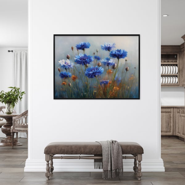 Wandbild mit Kornblumen Motiv in schwarzem Rahmen hängend über einer gepolsterten Sitzbank im Wohnbereich