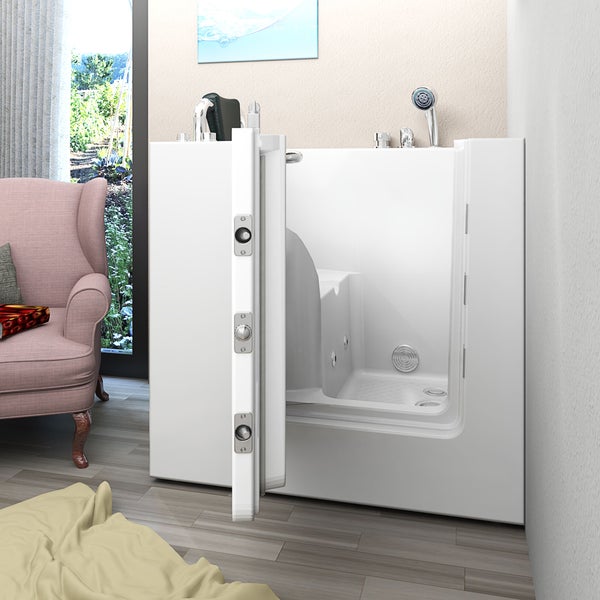 Begehbare Badewanne mit geöffneter Tür in Badezimmerumgebung.