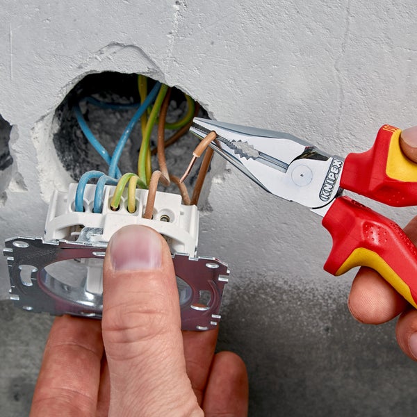 Knipex Spitzkombizange mit Befestigungsöse verchromt, isoliert mit Mehrkomponenten-Hüllen, VDE-geprüft; mit integrierter isolierter Befestigungsöse zum Anbringen einer Absturzsicherung 145 mm - 0826145TBK