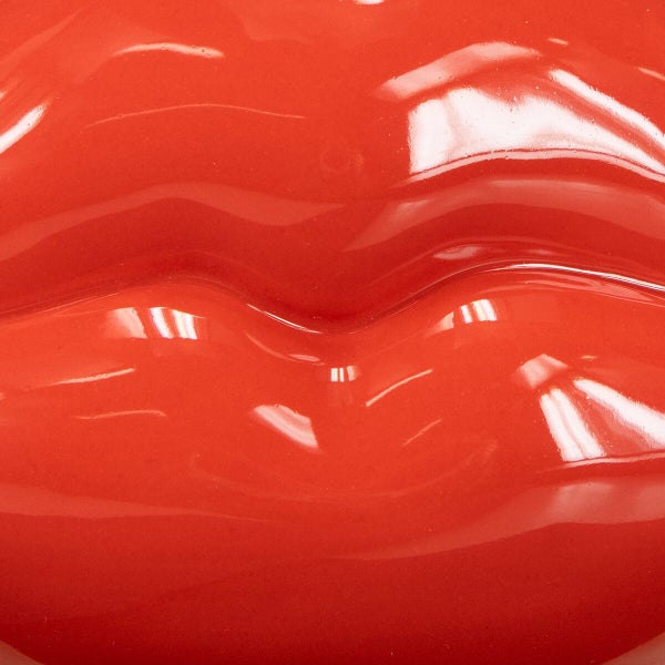 Wandobjekt in Lippenform mit glänzender Oberfläche