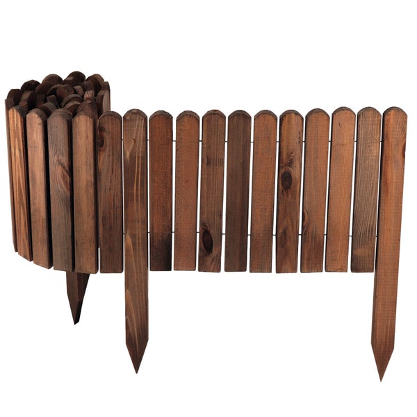 Hölzerner Beetzaun mit Erdspießen