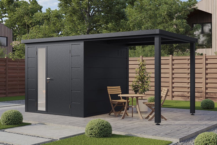 Modernes Metallgerätehaus mit integriertem Schleppdach und Glastür auf einer Terrasse im Garten mit Sitzgelegenheit.