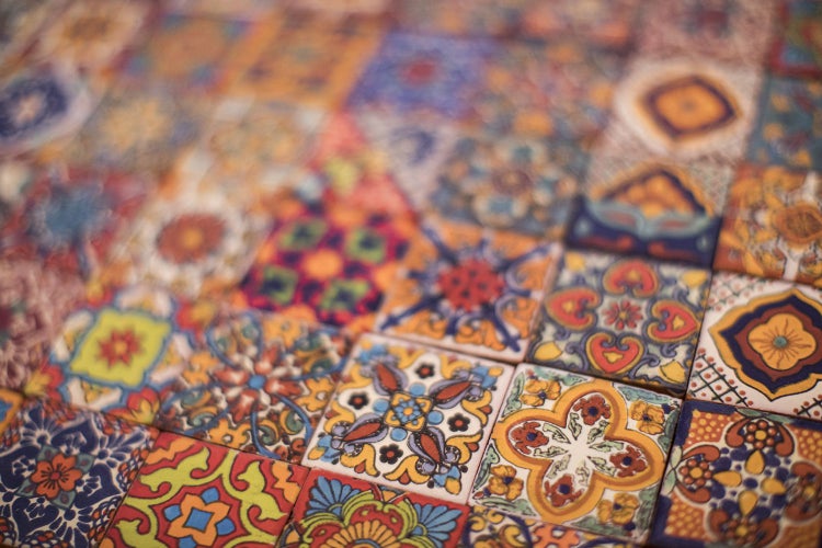 Fliesenmuster mit floralen und geometrischen Motiven