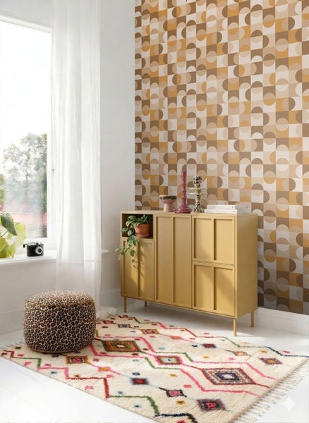 Retro-Innenraum mit geometrisch gemusterter Tapete, senfgelbem Sideboard, Pouf im Leopardenmuster und buntem Teppich in hellem Zimmer.