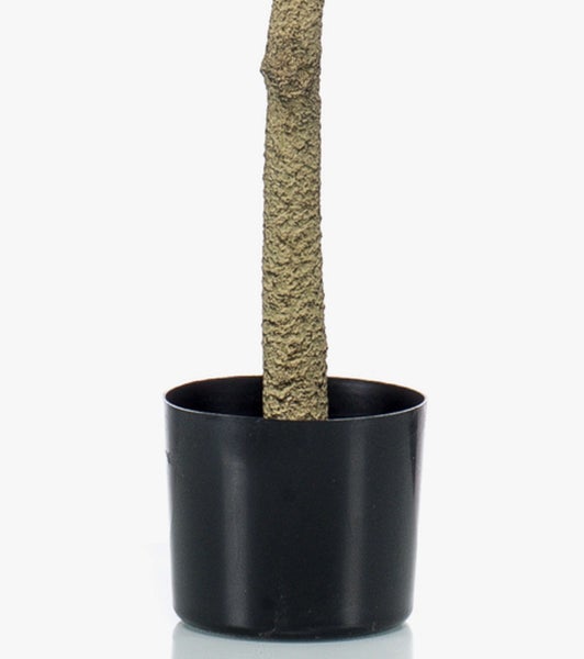 Künstlicher Olivenbaum mit grünen Blättern und dunklen Oliven in einem schwarzen Kunststofftopf.