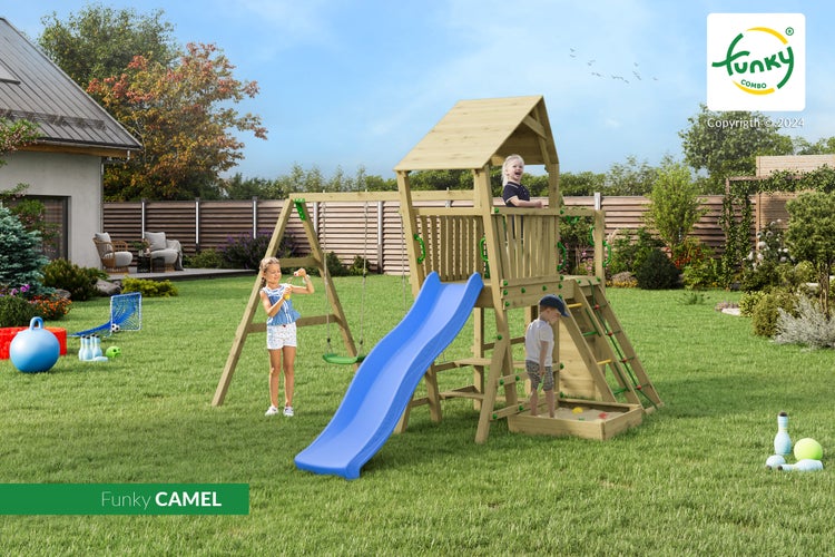 Heller Garten mit Spielturm aus Holz, blauer Rutsche, Schaukeln, Kletterwand und Sandkasten. Funky Combo Logo.