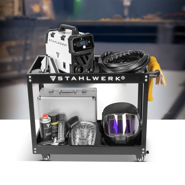 Stahlwerk Werkstattwagen mit Schweißgerät, Schweißhelm, Aluminiumkoffer und weiterem Schweißzubehör auf zwei Ebenen.