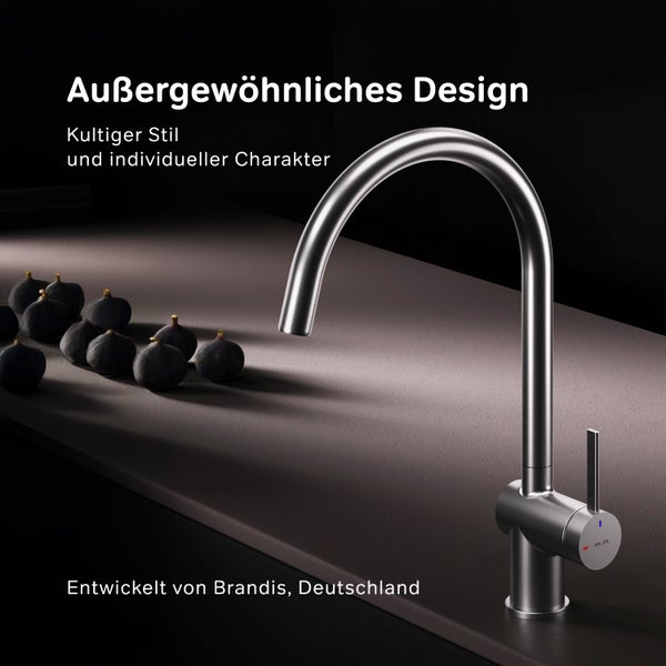 Küchenarmatur aus Metall mit hohem Auslauf und seitlichem Hebel