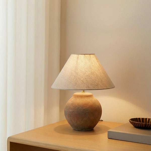 Dekorative Tischleuchte mit Lampenschirm auf einem Nachttisch