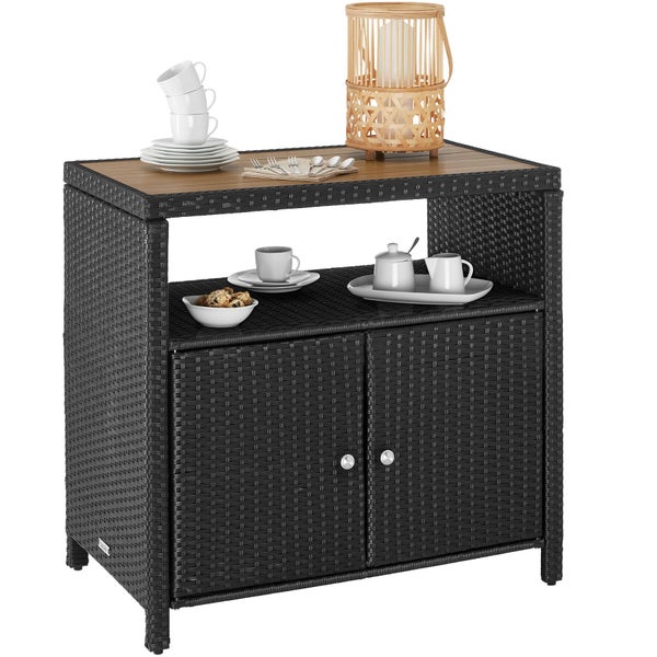Outdoor Sideboard aus anthrazitfarbenem Polyrattan mit Holzplatte, einem offenen Regalfach und einem zweitürigen Unterschrank.