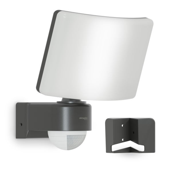 LED-Außenwandleuchte mit Bewegungsmelder, gebogenem Diffusor und zusätzlichem Eckmontage-Adapter.