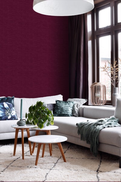 Wohnzimmer mit Sofa, Couchtisch und Wandtapete