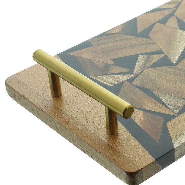 Holz-Serviertablett mit geometrischem Muster aus Epoxidharz und einem goldfarbenen Metallgriff.