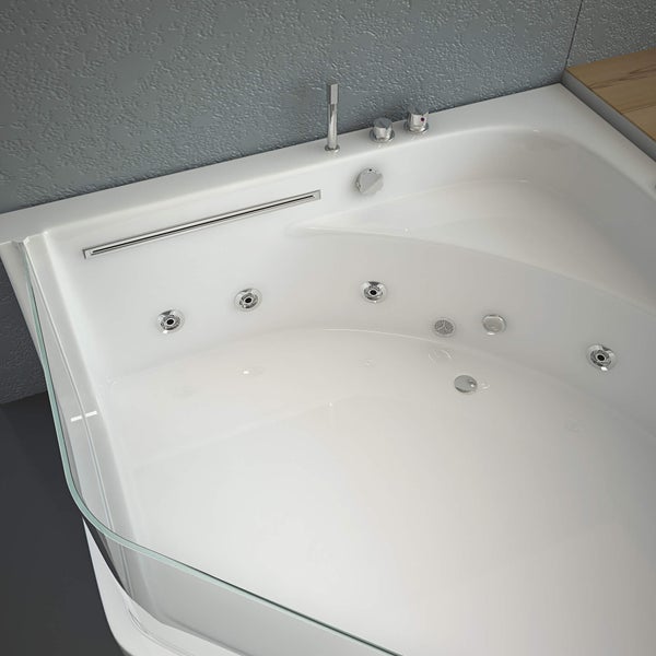 Eckbadewanne mit Whirlpoolsystem und Duschwandaufsatz aus Glas in einem modernen Badezimmer.