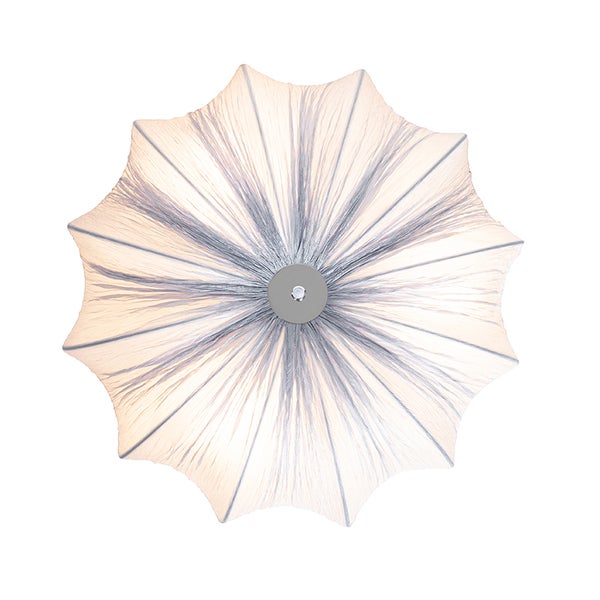 Deckenleuchte oder Wandleuchte mit sternförmigem, gefaltetem Stoffschirm und zentraler Halterung.