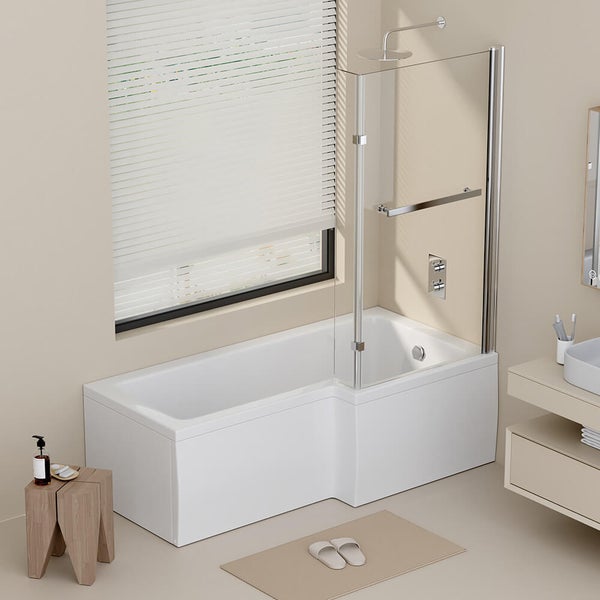 L-foermige Badewanne mit Duschwand aus Glas und verchromtem Armaturenset in einem modern gestalteten Badezimmer.
