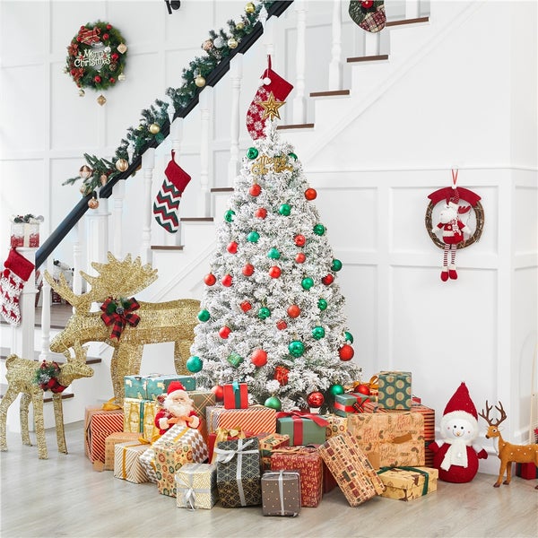 Weihnachtsdekoration mit Weihnachtsbaum, Geschenken und Dekorationsfiguren vor Treppe