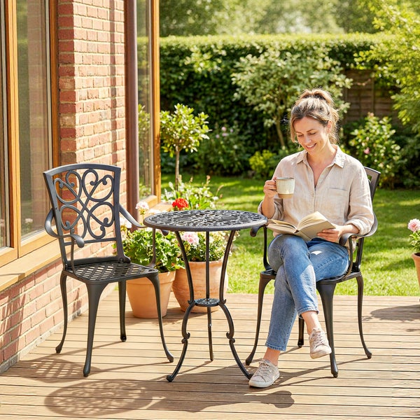 Bistro-Set mit rundem Tisch und Stuhl, Maße: Tisch Höhe 70 Zentimeter, Durchmesser 60 Zentimeter, Stuhl Gesamthöhe 88 Zentimeter.