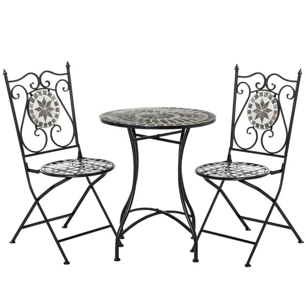Bistro-Set aus einem runden Mosaiktisch und zwei schwarzen klappbaren Metallstühlen mit dekorativen Ornamenten.