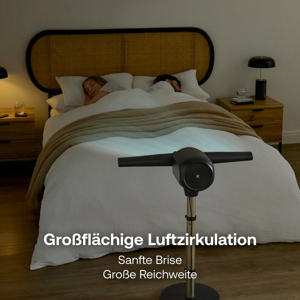 Standventilator im Schlafzimmer sorgt für großflächige Luftzirkulation und eine sanfte Brise während zwei Personen im Bett schlafen.