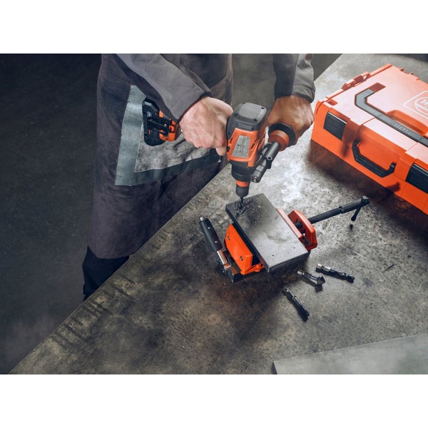 Bohrarbeiten mit Akku-Bohrmaschine an Wand