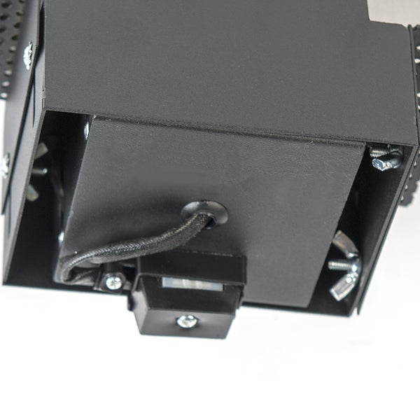 Nahaufnahme einer schwarzen Metallhalterung für eine Leuchte mit Kabelanschluss und Flügelschrauben.