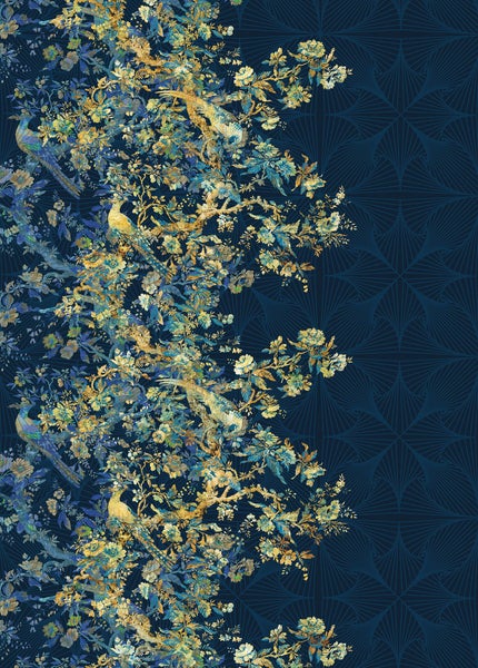 Dekorative Tapete mit floralem Muster und Vogelmotiven auf dunklem Hintergrund