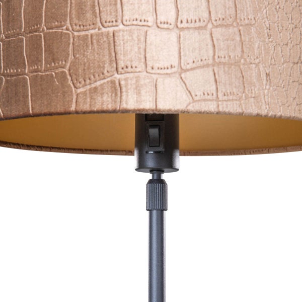 Detailaufnahme einer Stehlampe mit Schirm im Kroko-Design und Schalter