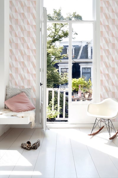 Heller Raum mit geometrischer Tapete, offenem Fenster und minimalistischer Einrichtung