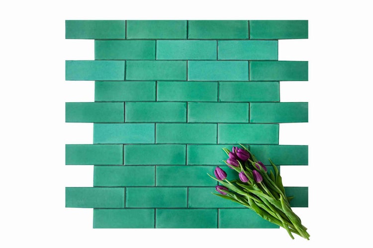 Wandfliese aus Keramik in Grün im Metro-Stil, rechteckiges Format, mit Dekoration aus violetten Tulpen.