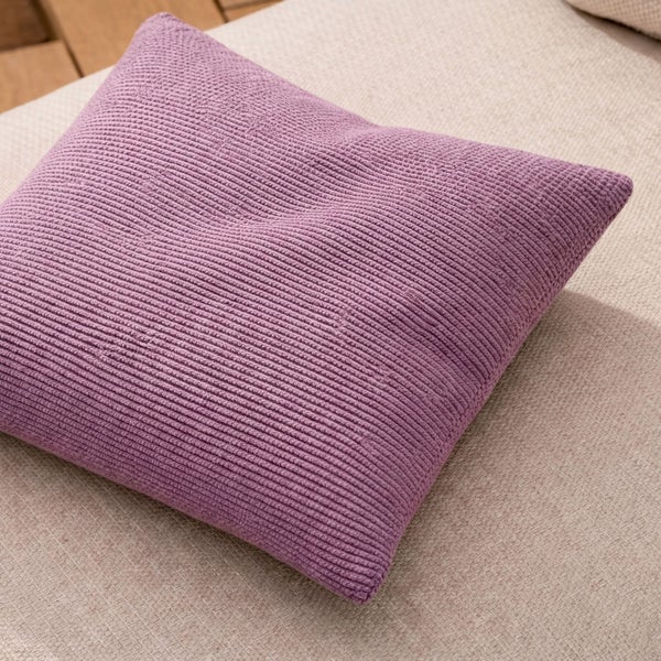 Quadratisches Zierkissen mit Rippenstruktur auf hellen Möbeln