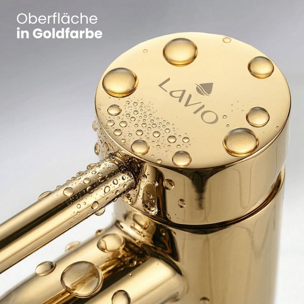 Nahaufnahme einer goldfarbenen Armatur mit Wassertropfen und dem Lavio Logo auf dem Griff.