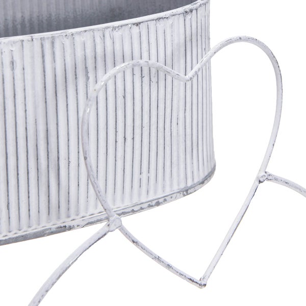 Herzförmiger Pflanztopf aus Metall