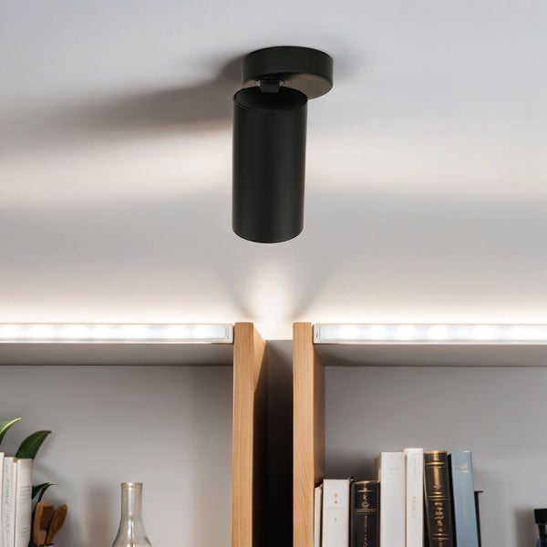 Schwenkbare Deckenleuchte aus Metall über einem Regal