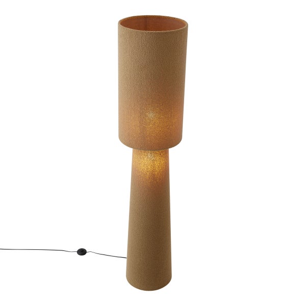 Beige Stehleuchte mit strukturiertem Textilschirm und konischem Fuß, eingeschaltet