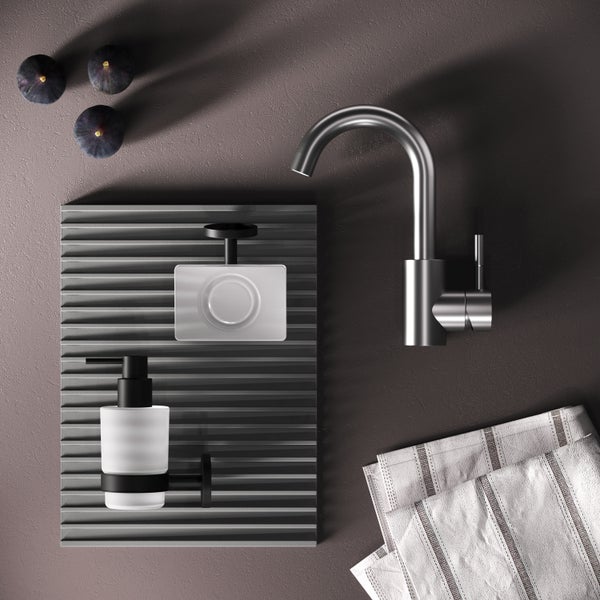 Wandmontierter Badaccessoires-Set mit Spender und Seifenhalter neben einer Armatur