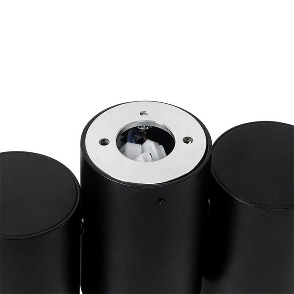 Nahaufnahme von einer schwarzen Wandleuchte mit silberfarbenem Befestigungselement.