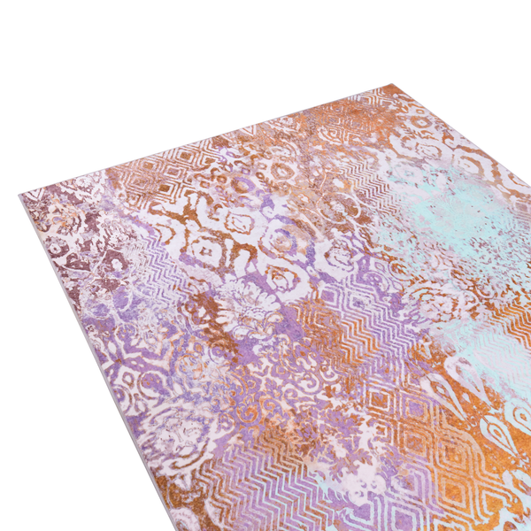 Quadratische Fliese mit Ornament-Muster in Violett und Orange im Vintage-Stil.